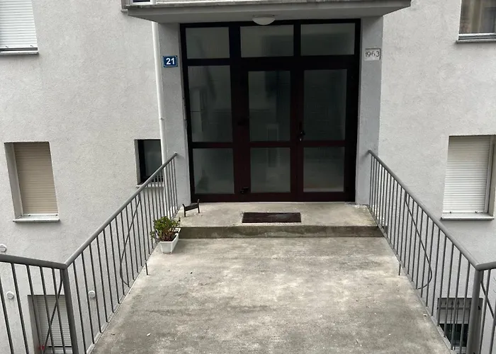 Ponestrica Apartament *